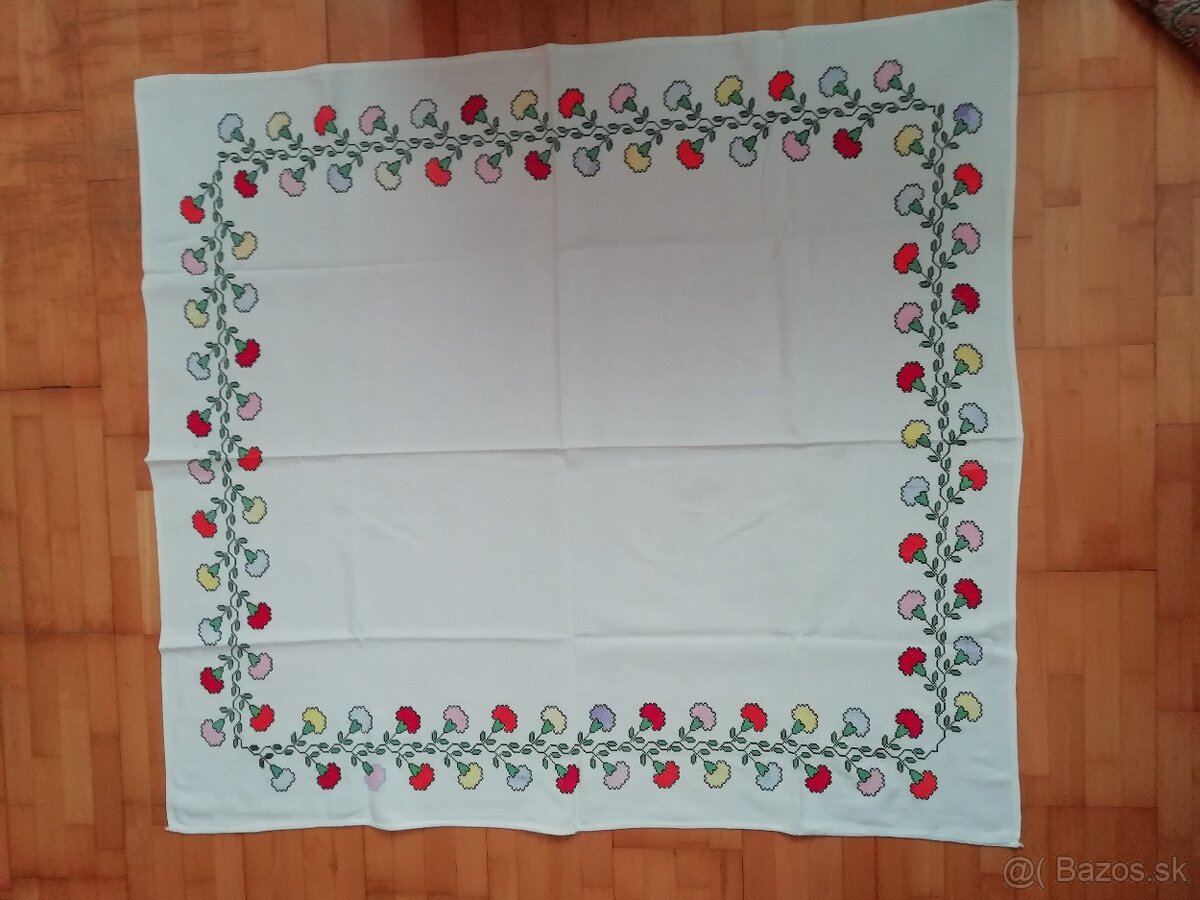 RETRO OBRUS VYŠÍVANÝ