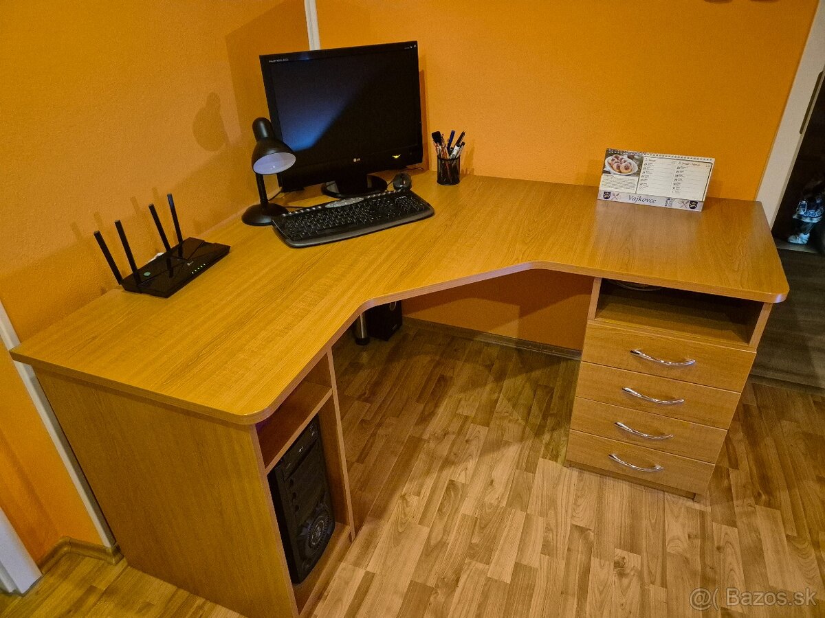 Rohový písací stôl