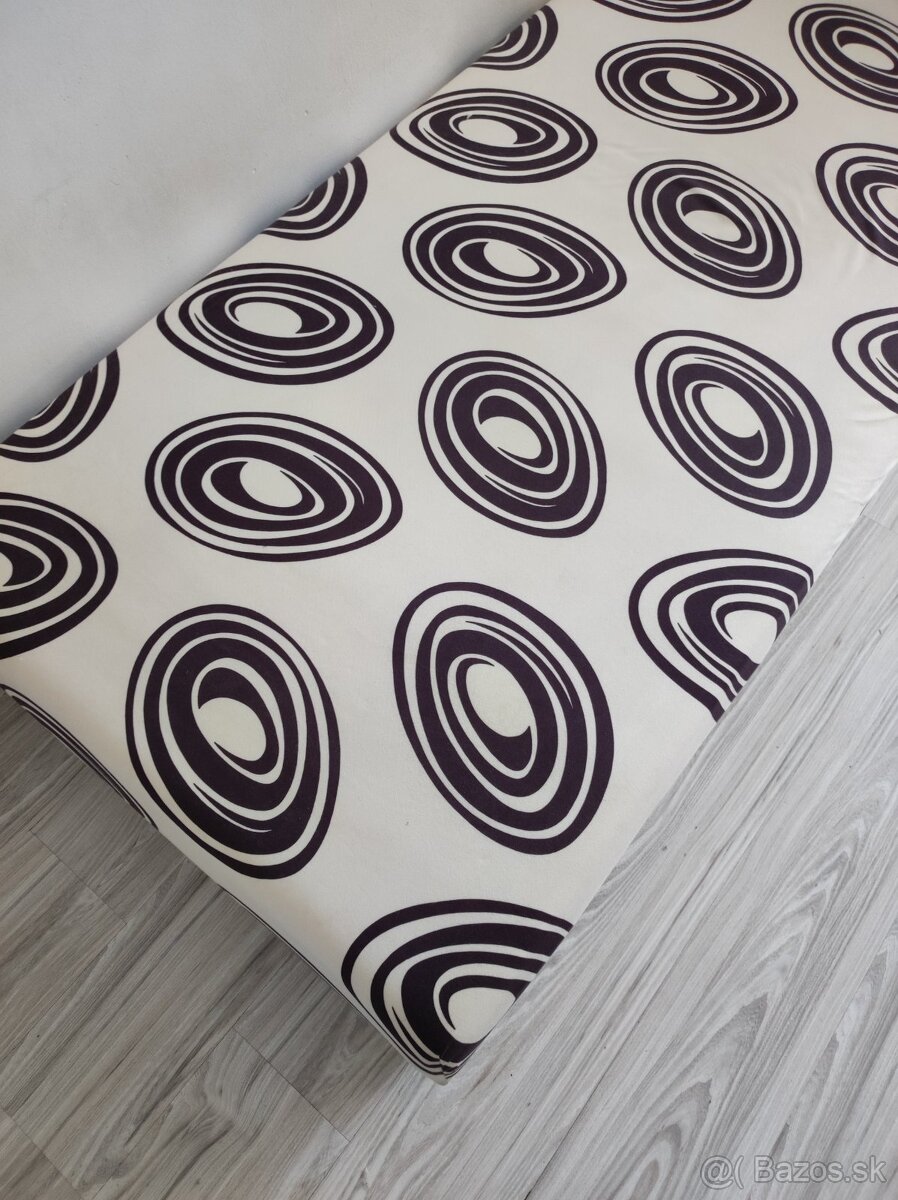 Posteľ s úložným priestorom