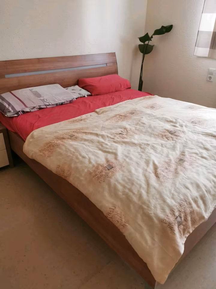 Manželská posteľ 180x200 so svetlom, komplet s matracmi
