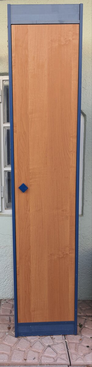 Vysoká úzka policová skriňa, pevná