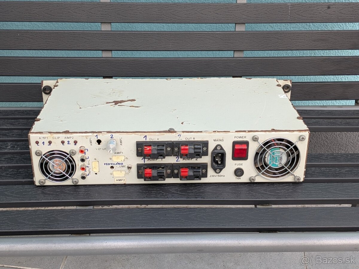 Starý výkonový zosilňovač na súčiastky, alebo repas.