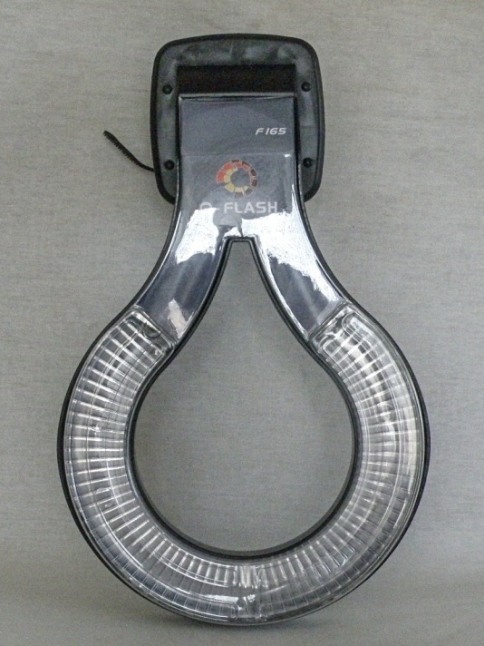 Kruhový adaptér pre externé blesky.