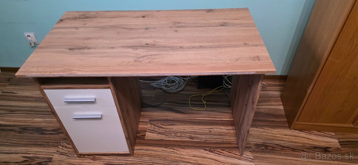 Predam písací stolík