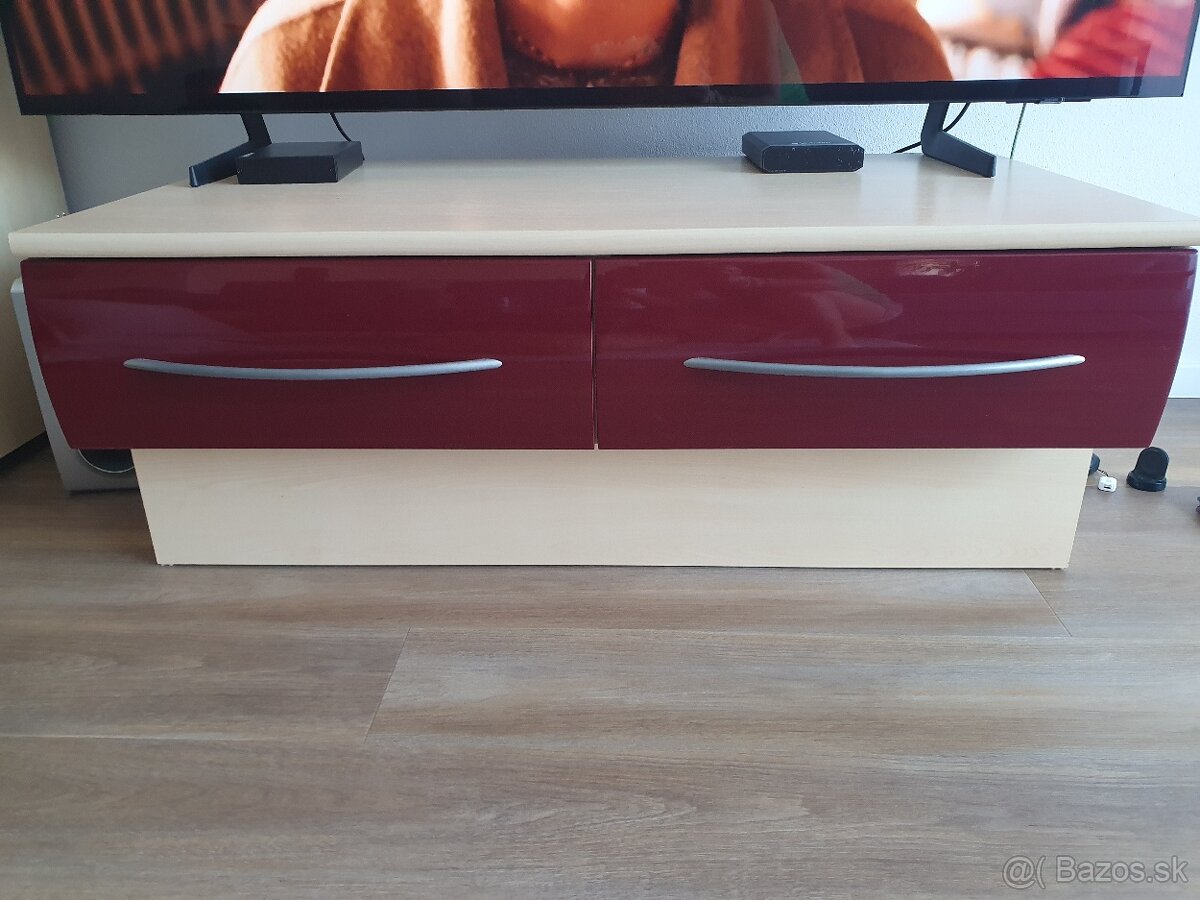 Skrinka pod TV s 2 zásuvkami a osvetlením