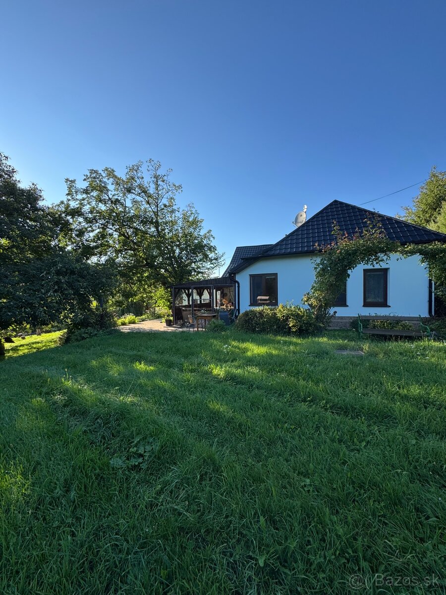 Rodinný dom s jazierkom pod lesom