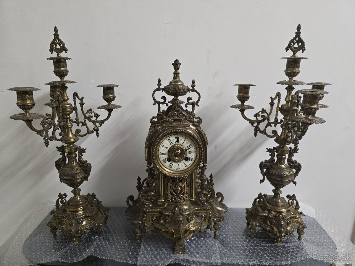 Starožitné krbove hodiny a svietniky....