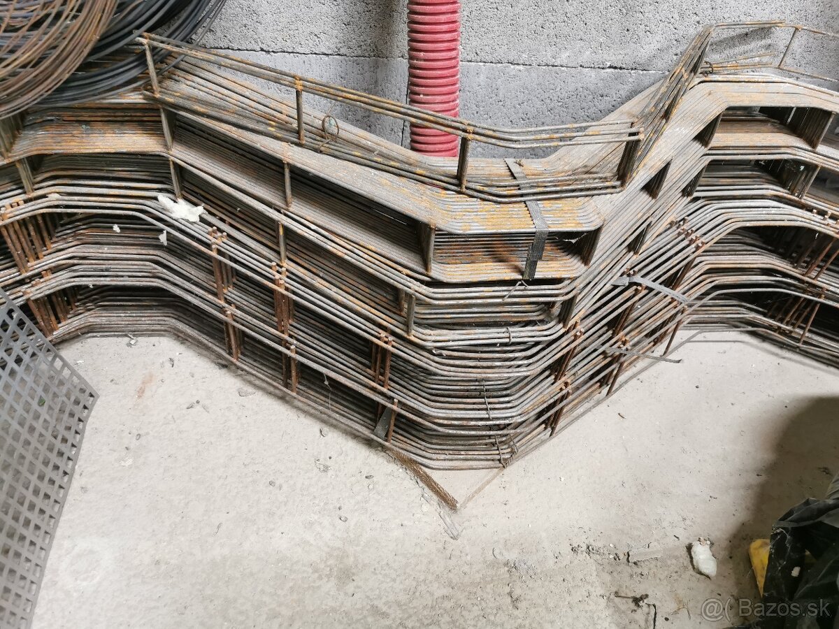 Kovový dištančný had