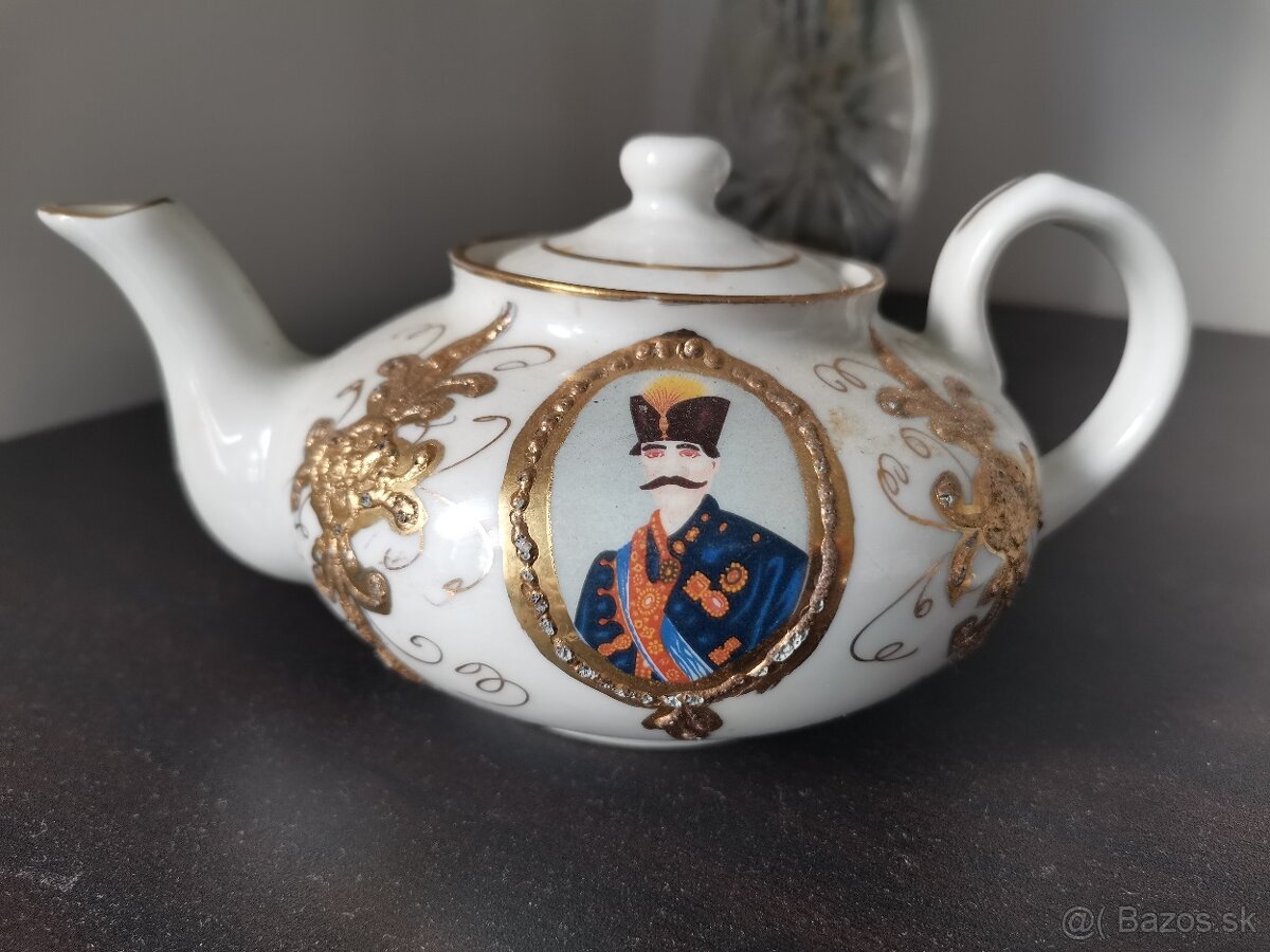 Porcelánový čajník, konvička