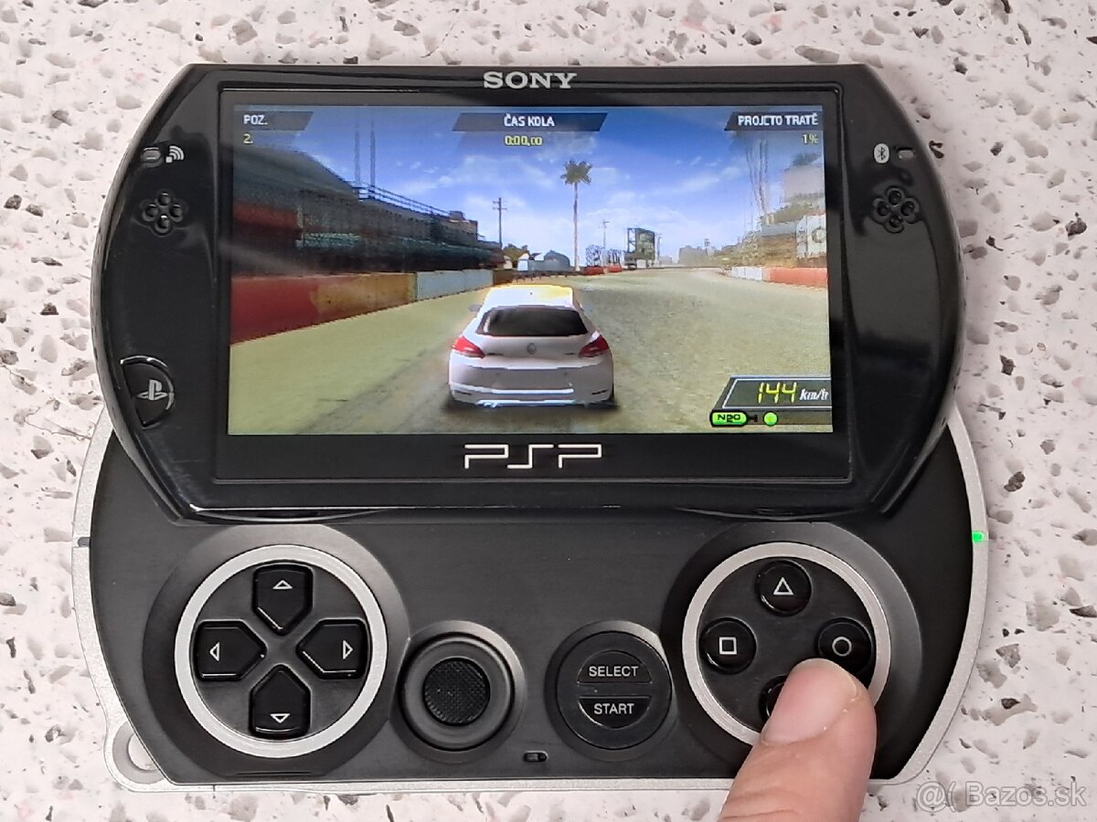 PSP GO (PSP-N1004) + ADAPTER (PLAYSTATION PORTABLE)