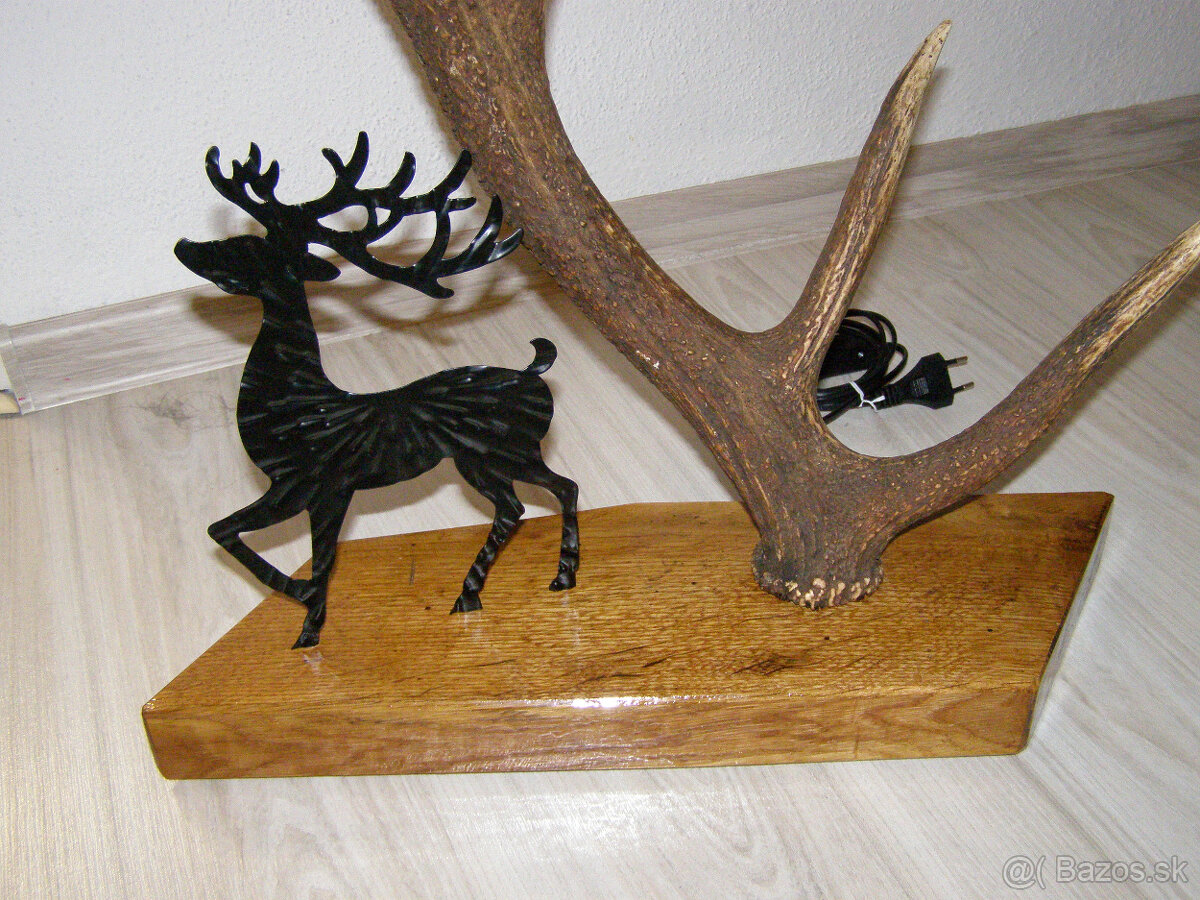 Stolová lampa z parožia