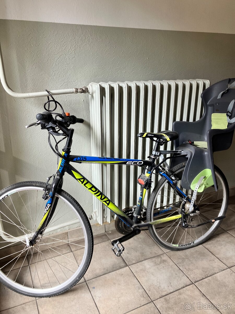 Bicykel s košíkom a detskou sedačkou