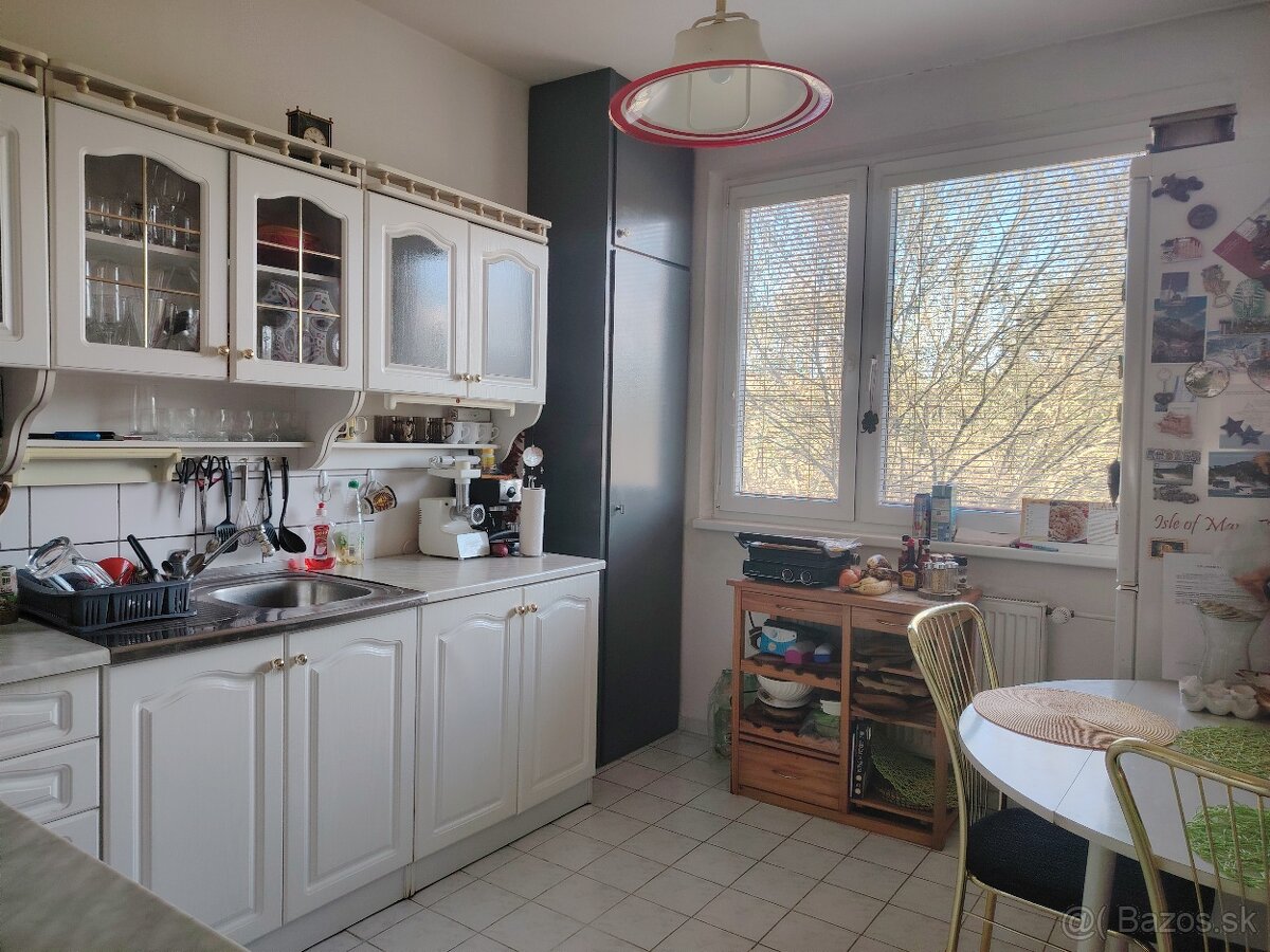 Predám pekný , veľký 4-izbový družstevný byt , 80m2