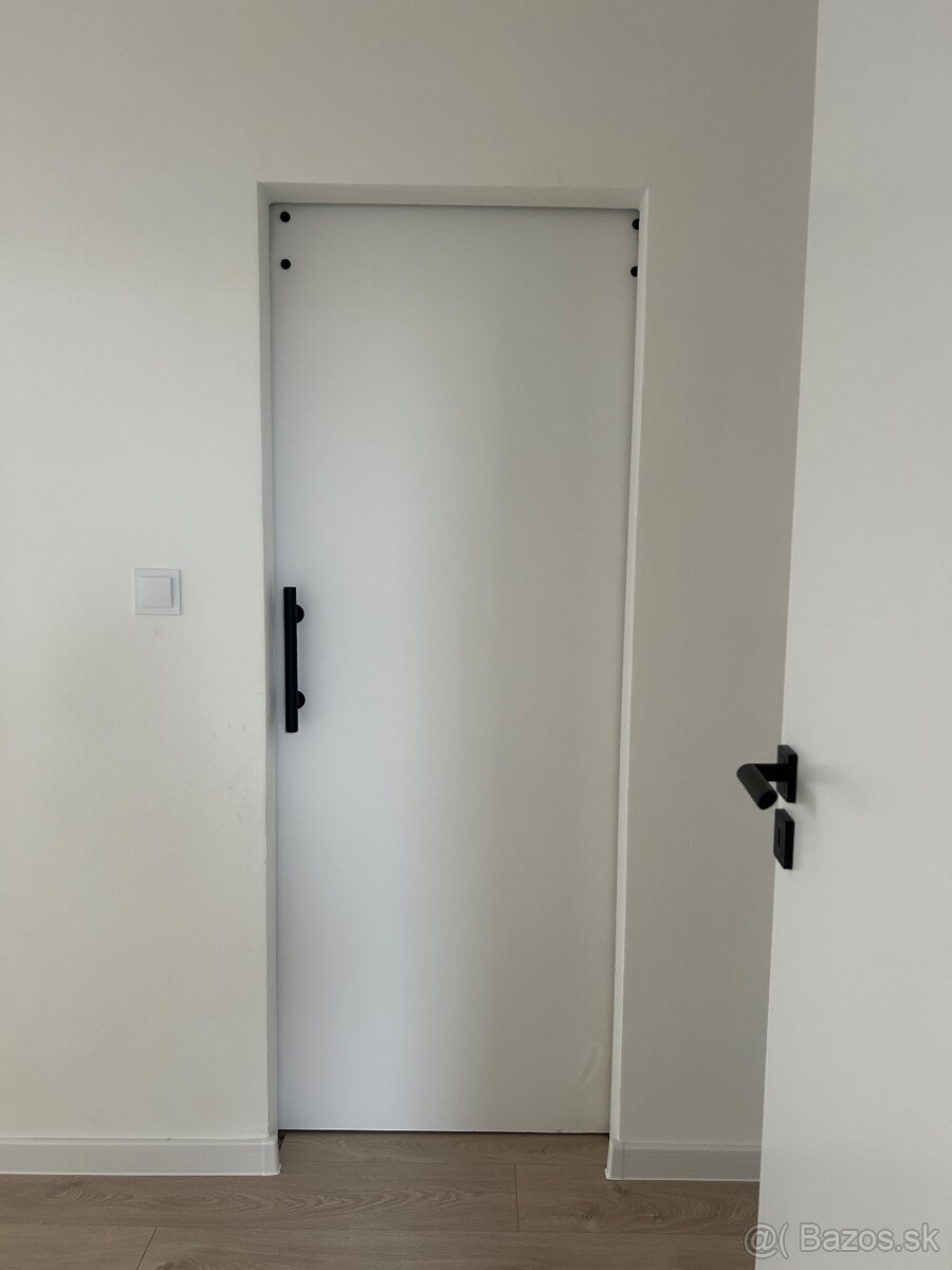 Posuvné dvere s konštrukciou