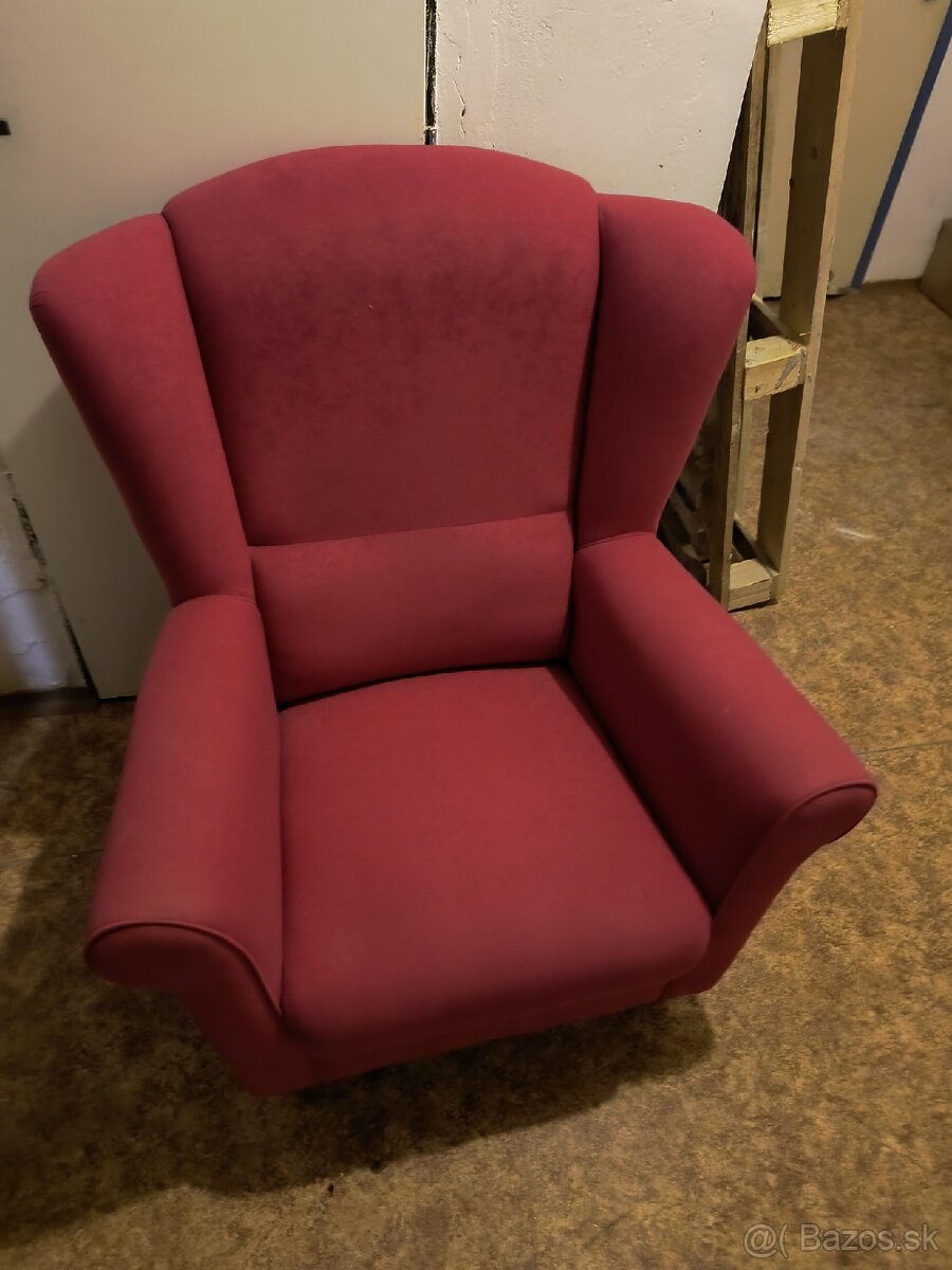 Kreslo ušiak s taburetom