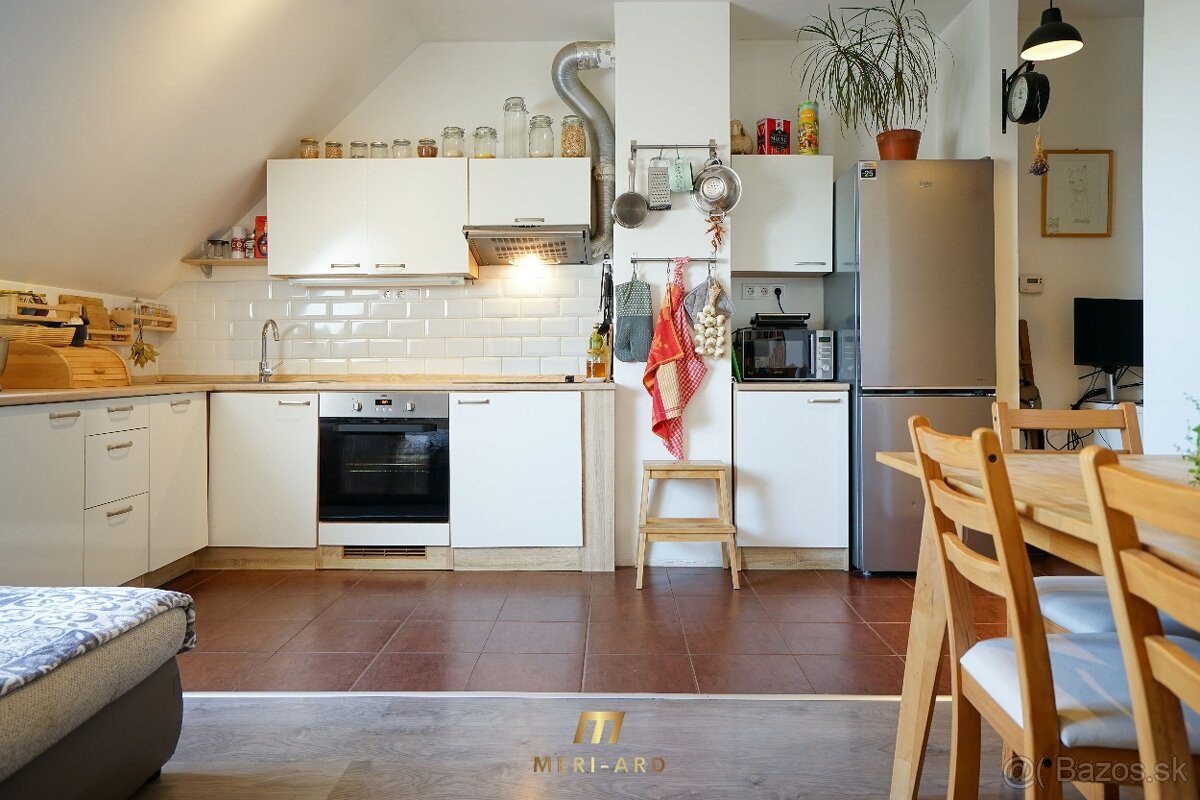 3-izbový podkrovný byt s parkovaním v pokojnej časti Rajky