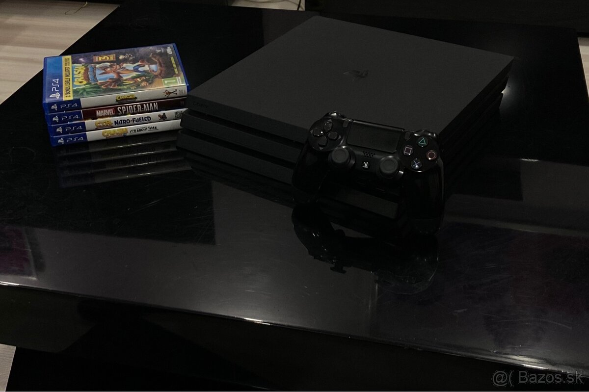 PS4 Pro 1TB + 4 játék (Spider-Man, 3 Crash játék)