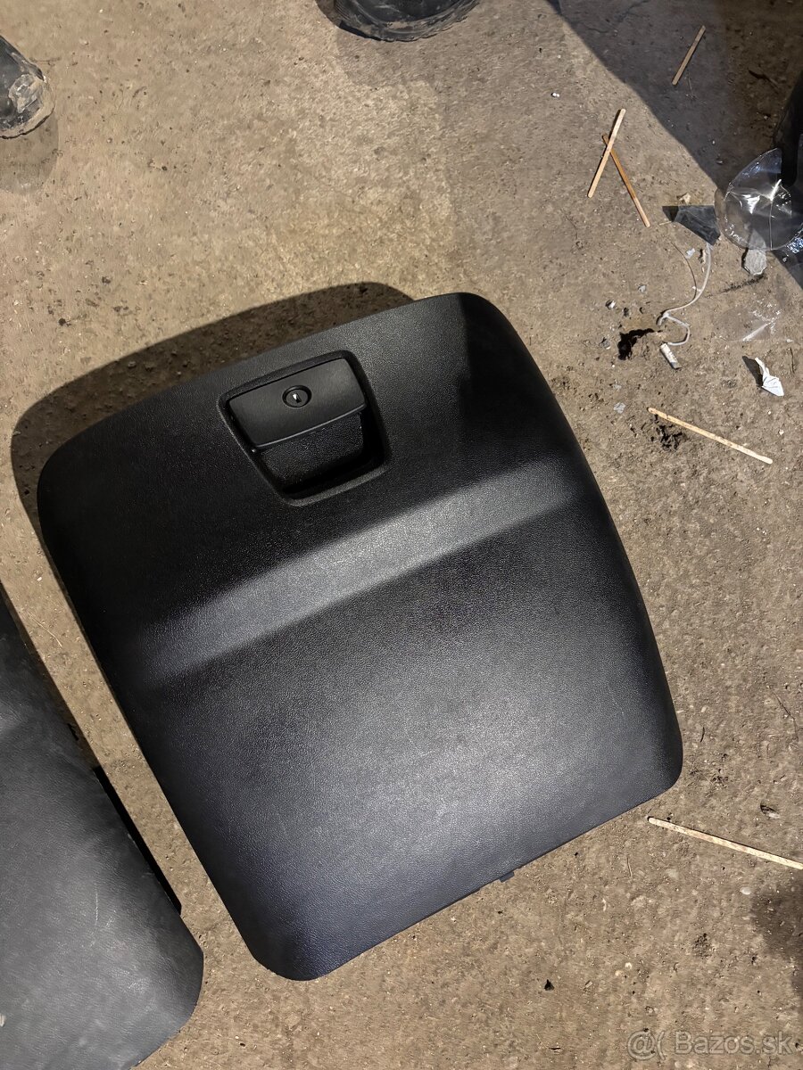 Odkladacia schránka pre dodávku