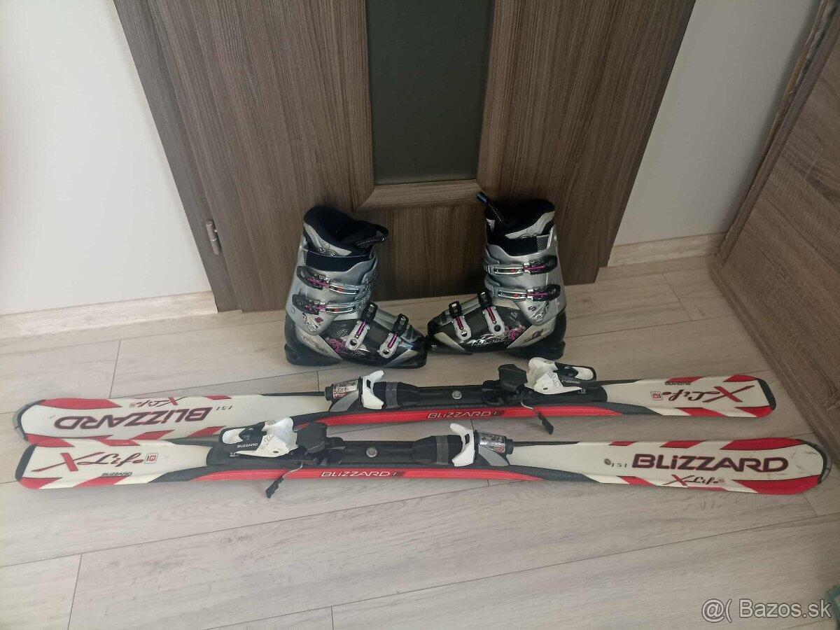 lyžiarky a lyže Atomic