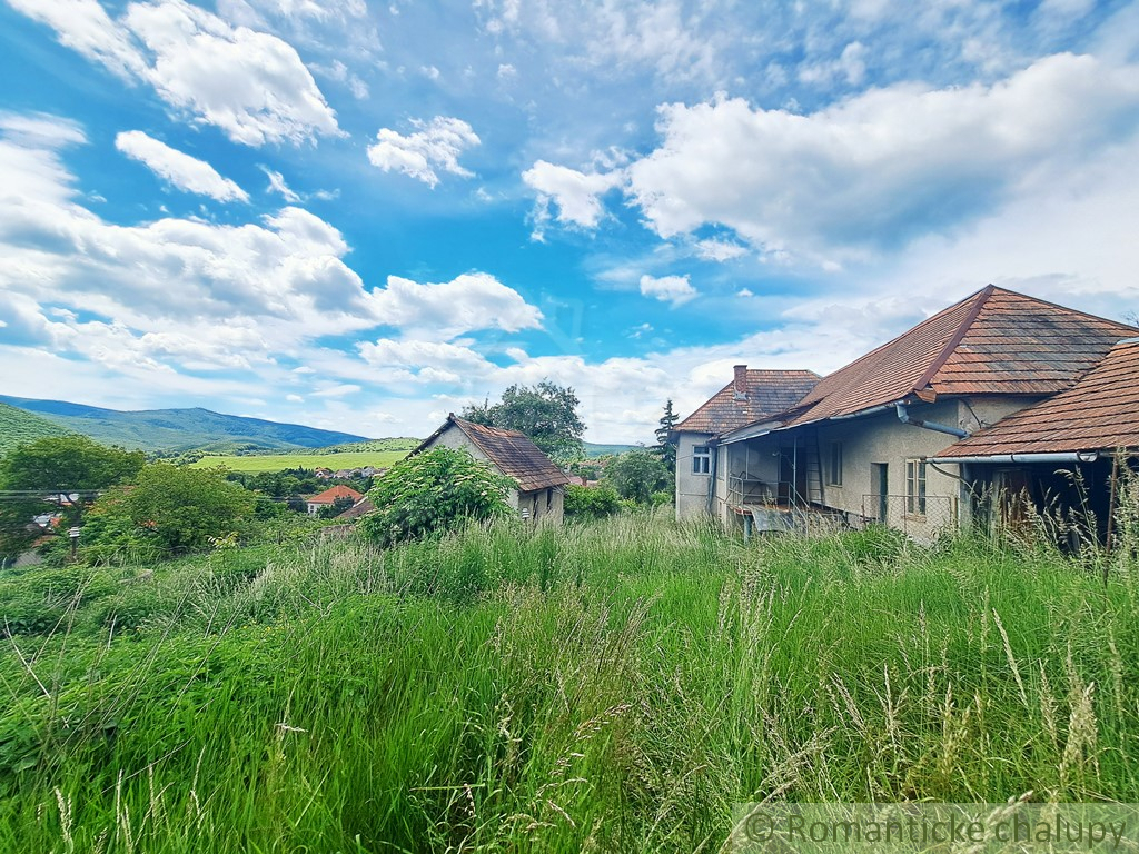 Dom na výnimočnom pozemku o rozlohe 15975m2 s prekrásnym v