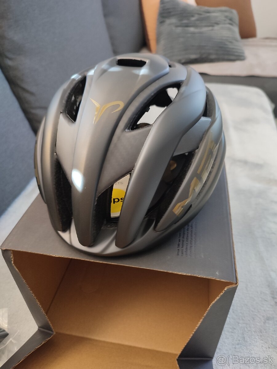 Carbónova cyklisticka prilba
