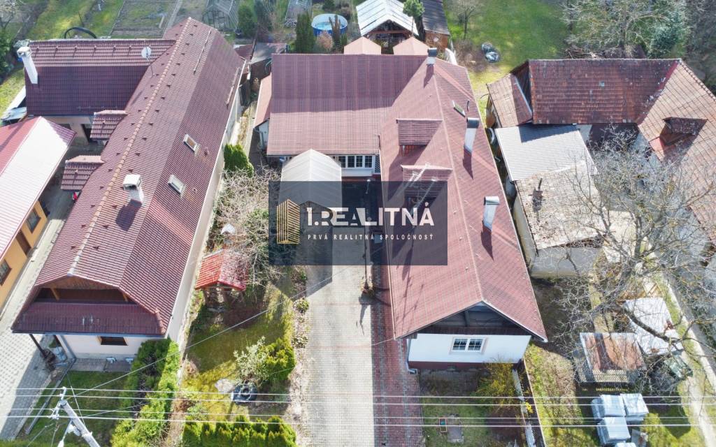 VEĽKÝ RODINNÝ DOM SO ZÁHRADOU V HROCHOTI