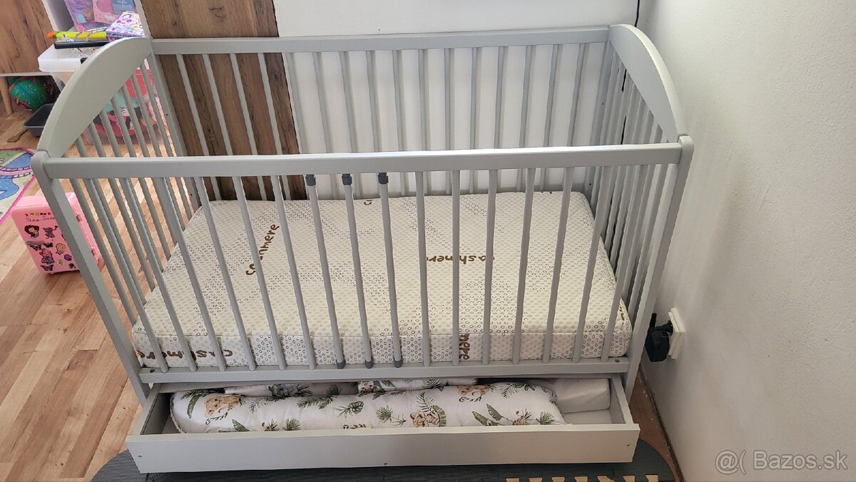 Detská postieľka s matracom a nepremokavými plachtami