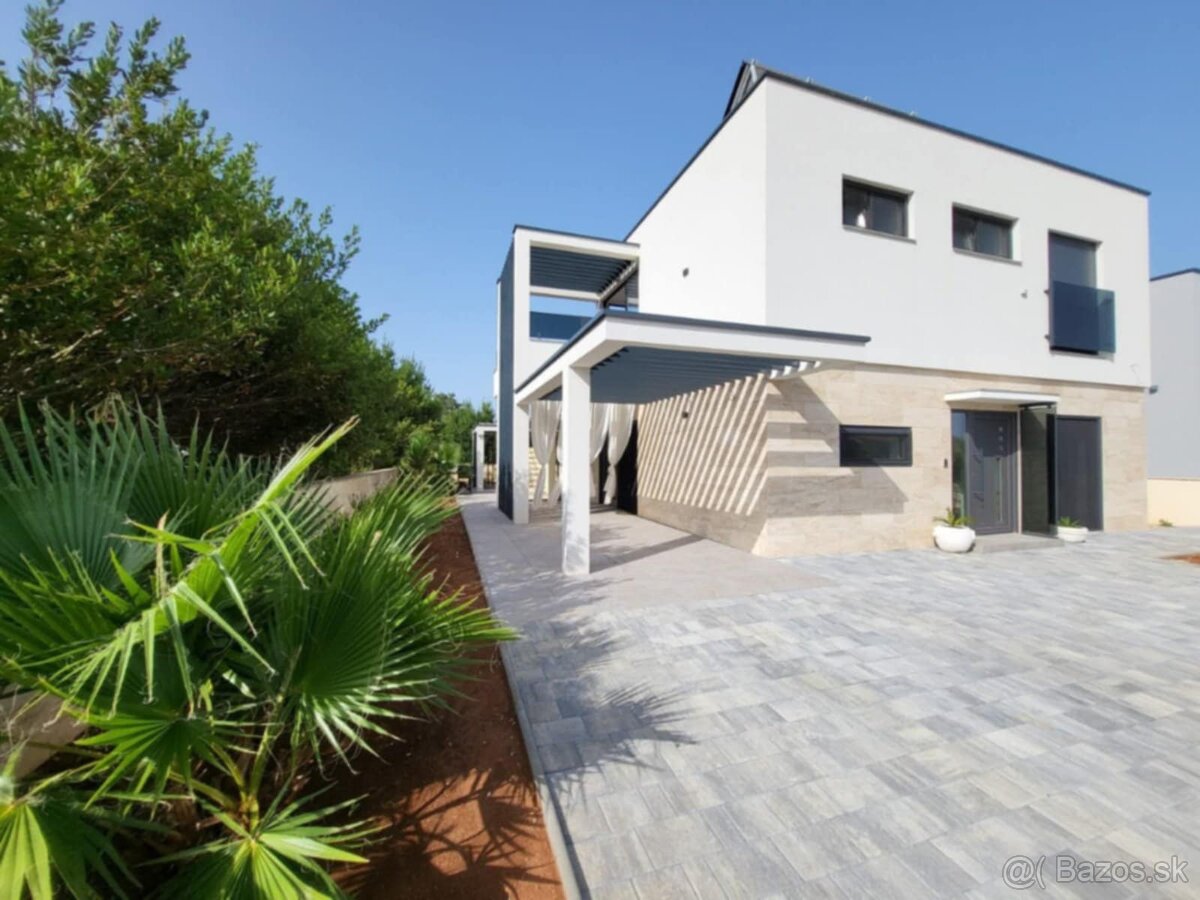 Vila s bazénom na predaj v centre ostrova Vir, Chorvátsko