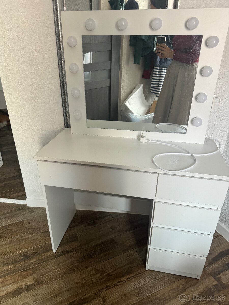 Makeup Stolík