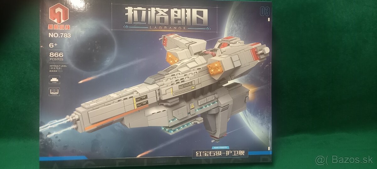 Stavebnica- vesmírna loď, vintage fotoaparát, autíčko