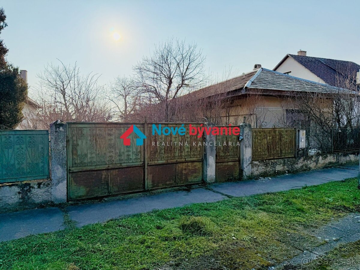 NOVÁ CENA/Predaj, pozemok so starším rodinným domom-Bruty(N1