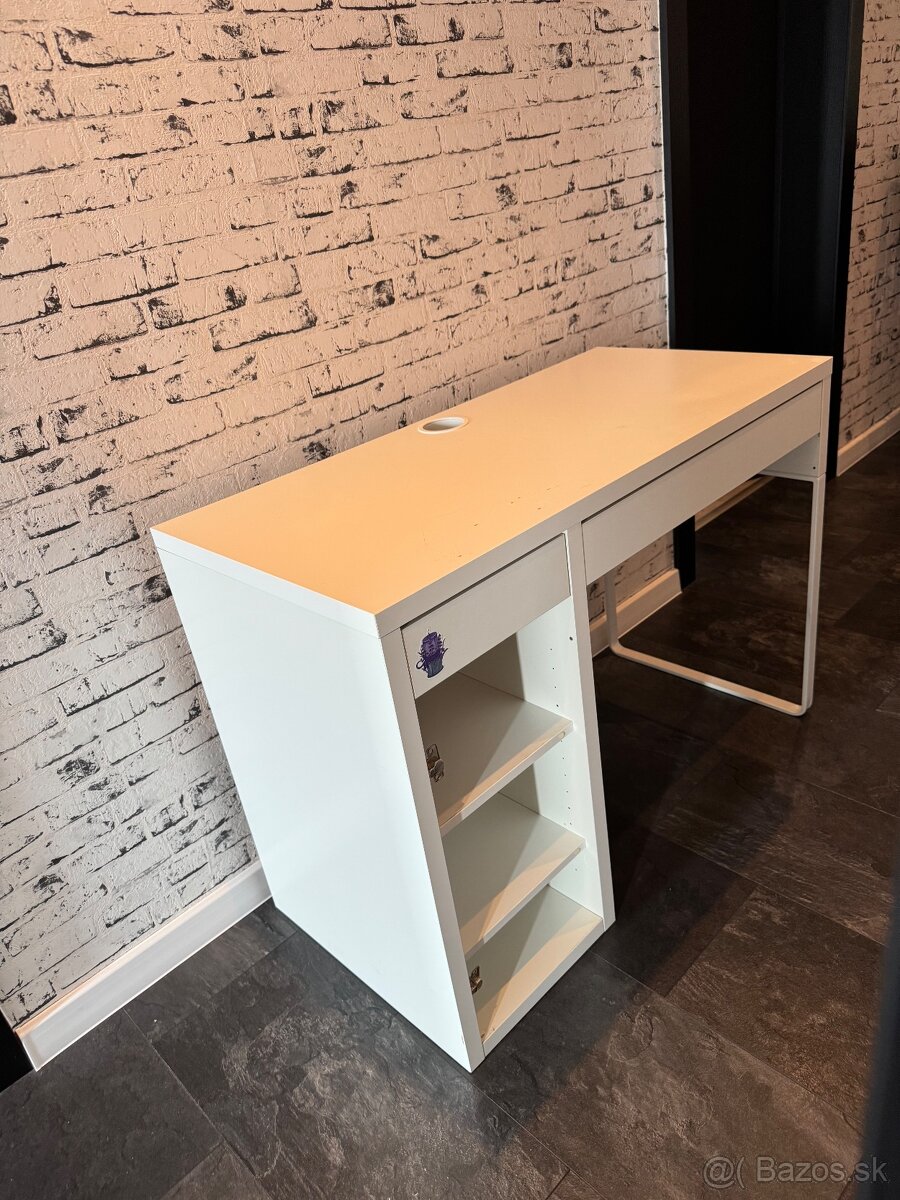 Stolík Ikea Micke