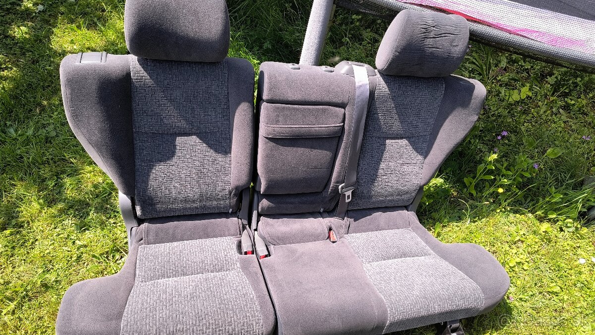 Toyota landcruiser 120 zadné sedacky