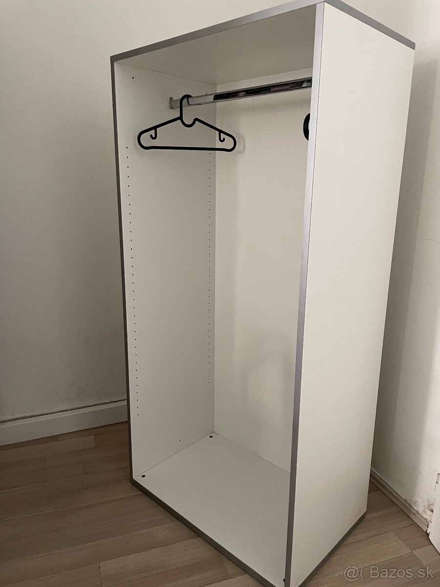Vešiaková skriňa 10€