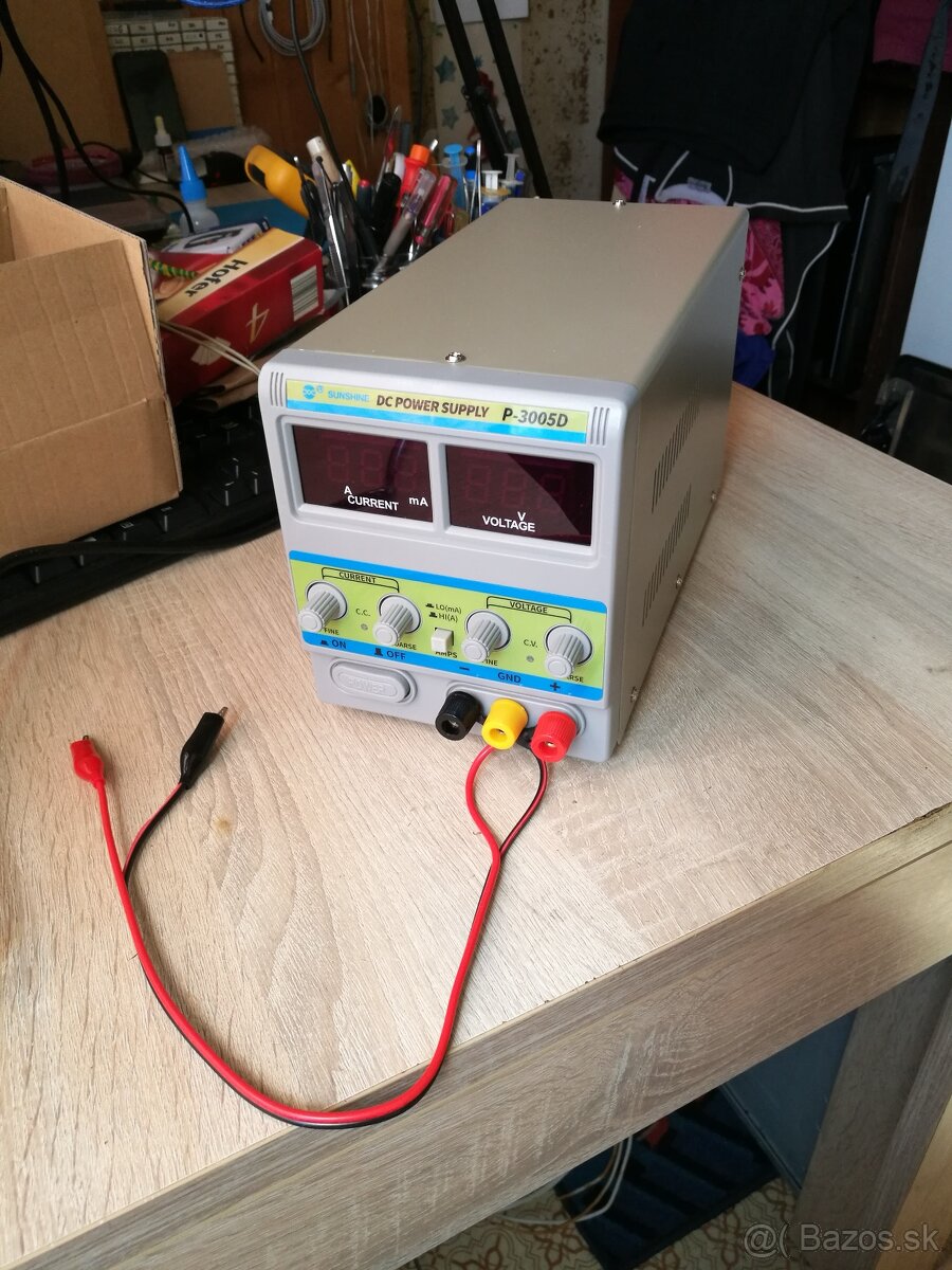 Lineárny laboratórny regulovateľný zdroj. 30 V 5A.