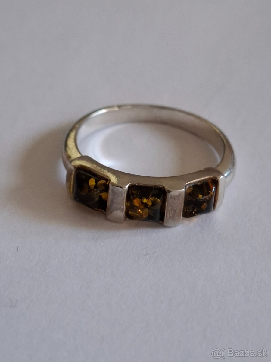 Strieborný prsteň s jantárom, veľkosť 55
