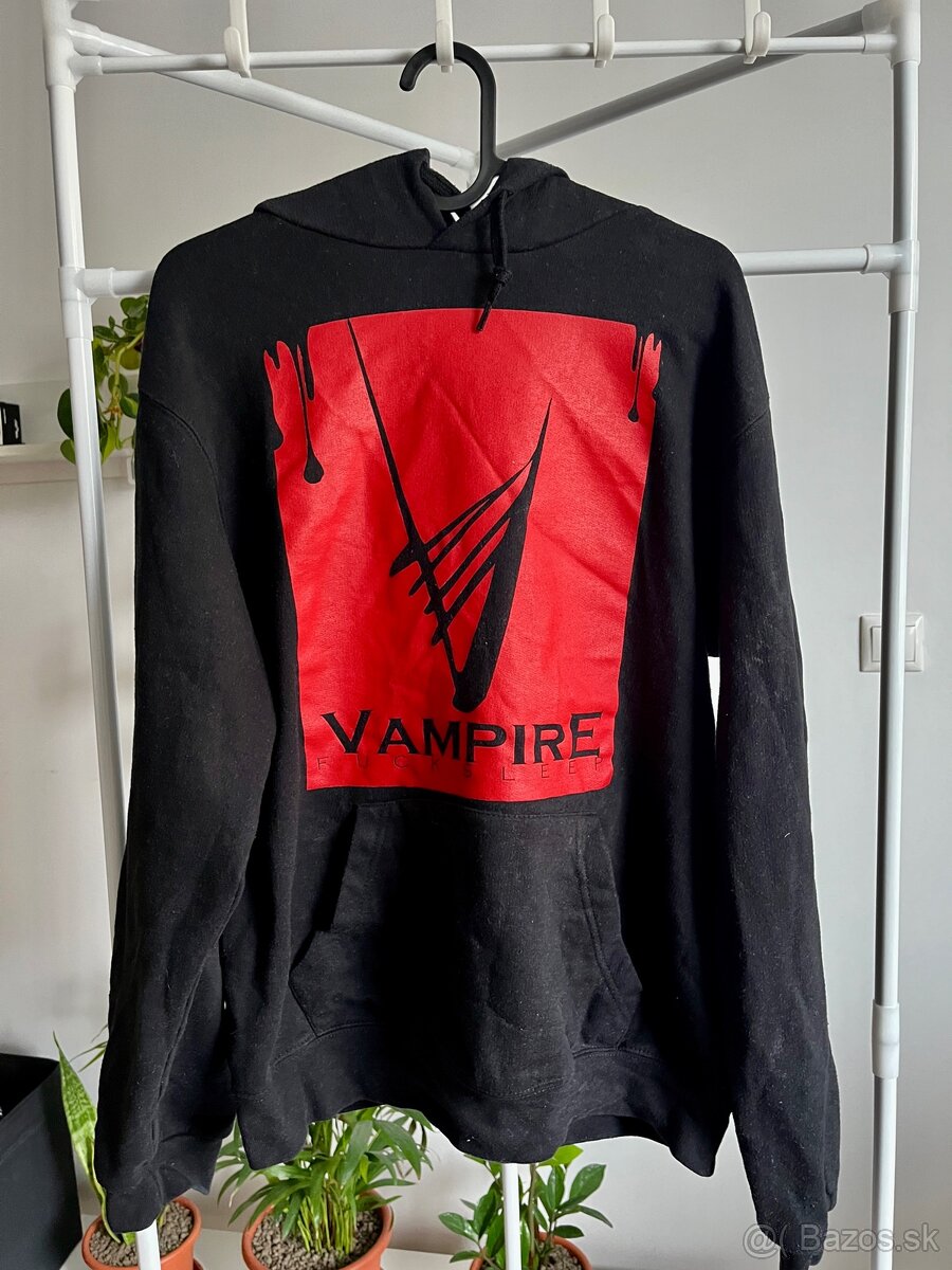 Čierna mikina s kapucňou M motív Vampire