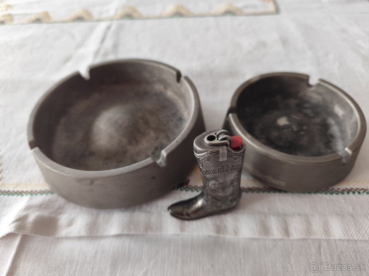 Predám dva krásne popolníky Marlboro a zapaľovač Malboro