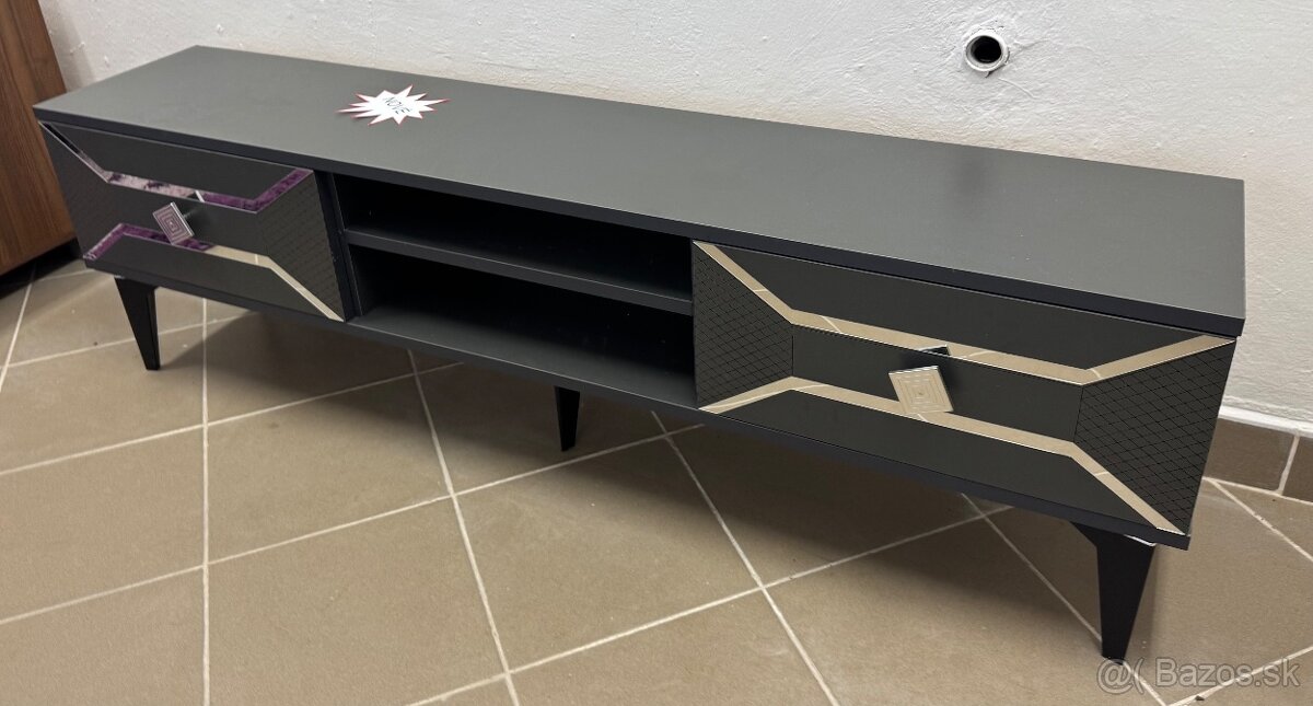 TV stolík – moderný dizajn, 150 × 30 cm