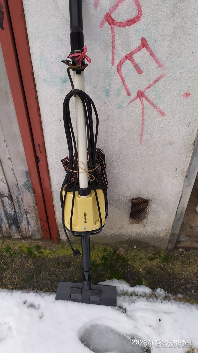 tyčový vysavač