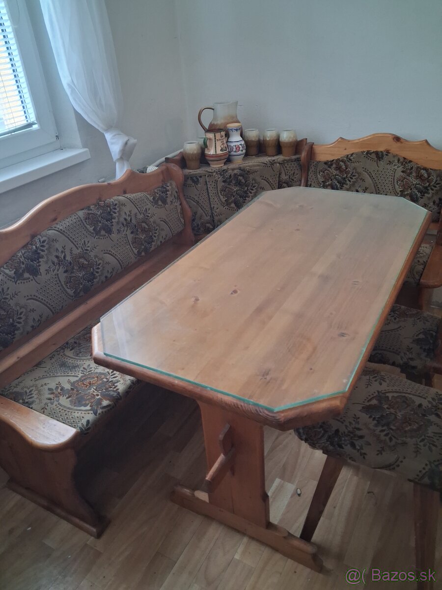 Drevena rohova lavica