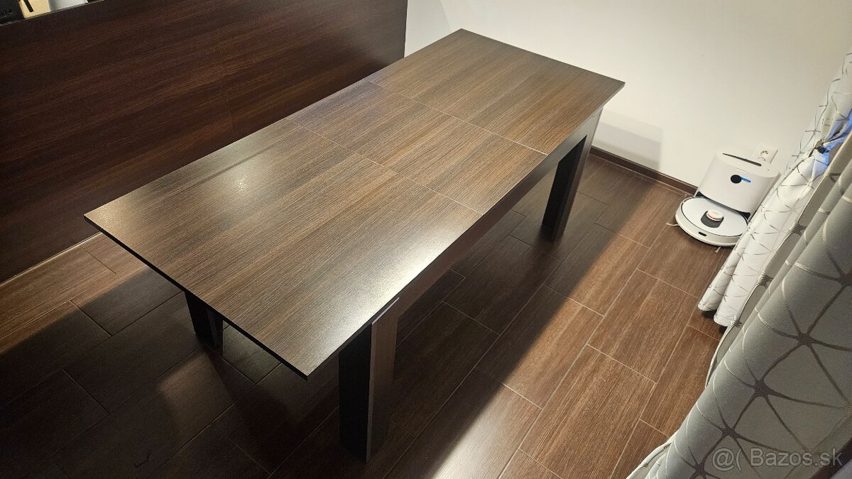 Jedálenský stôl