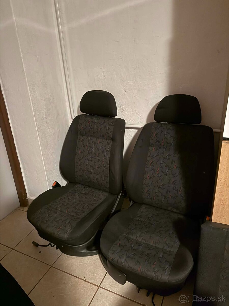 Predám sedačky+tapacire na golf mk3