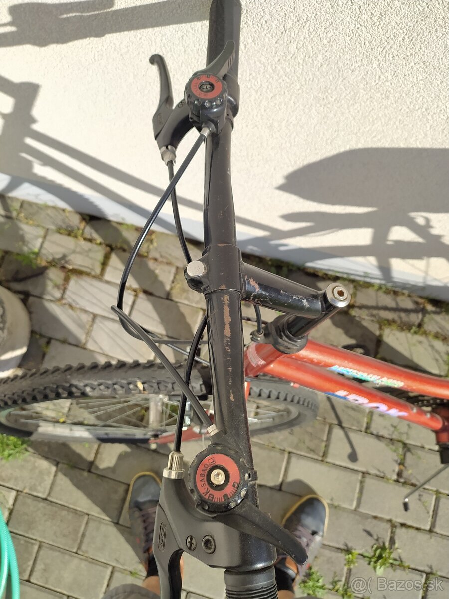Bicykel s detskou sedackou cerveny
