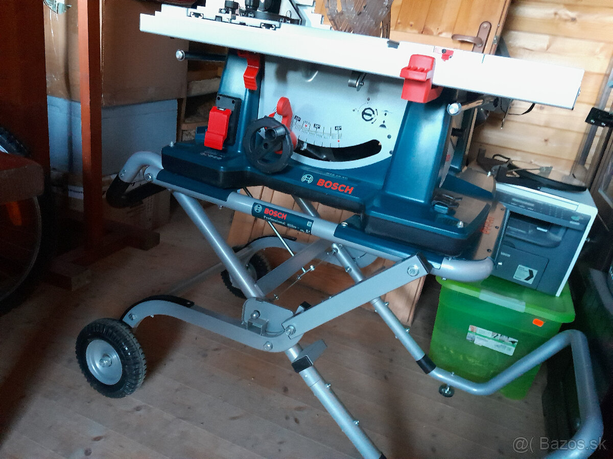 Stolna píla Bosch GTS 10 XC a pojazdny stol k pile GTA 60W