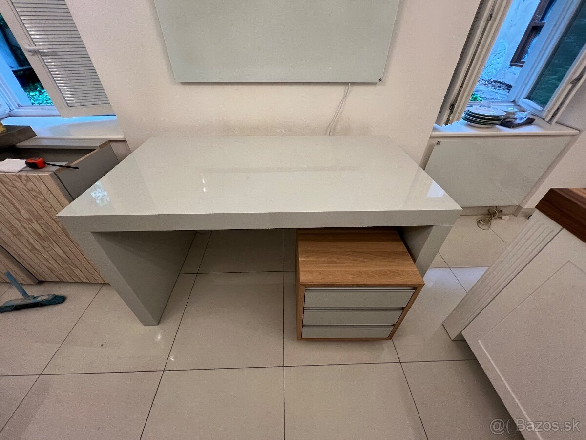 Novy leskly stol plus kontajner