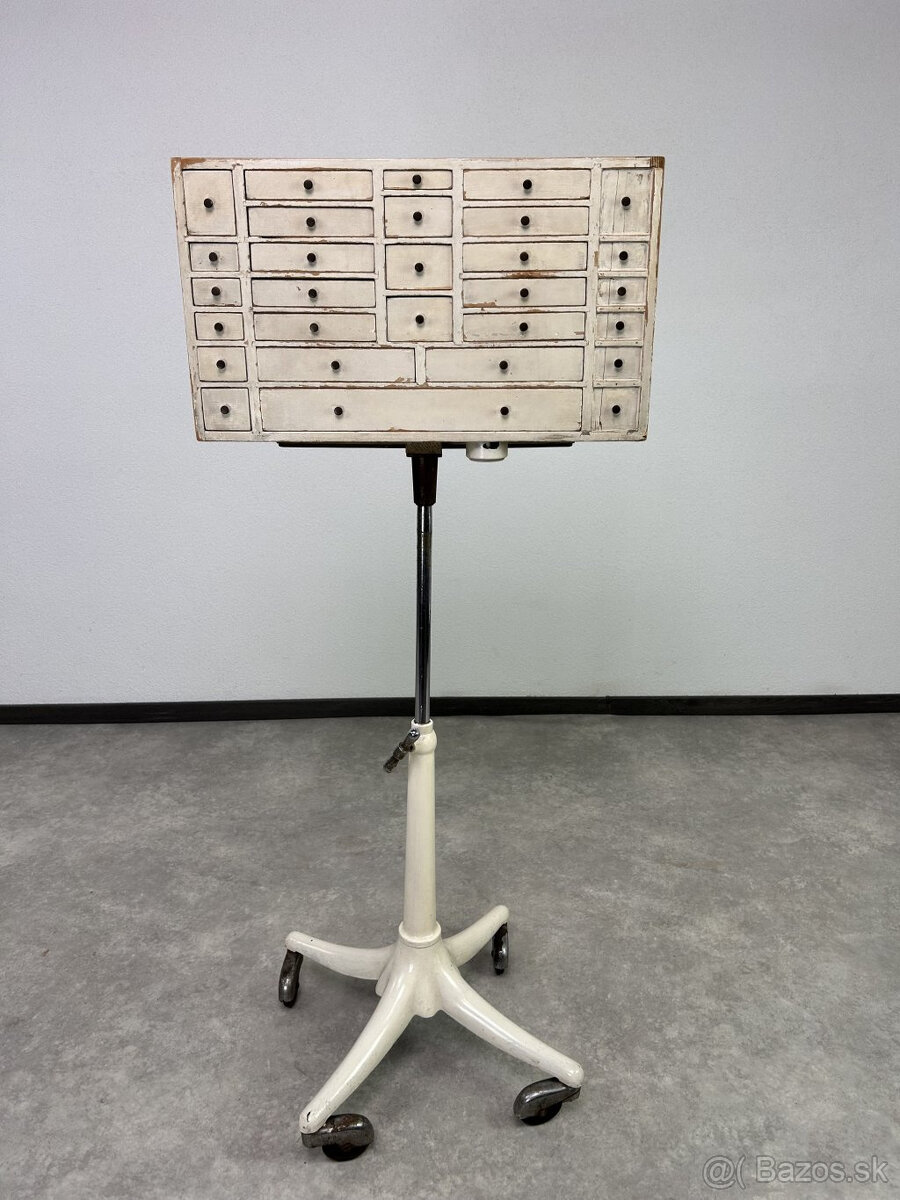 dizajnová skrinka so šuplíkmi Zubný laborant 1930