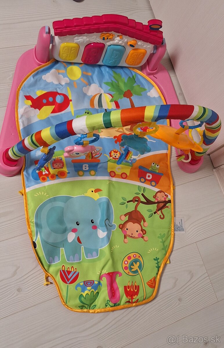 Hracia deka s klavirom