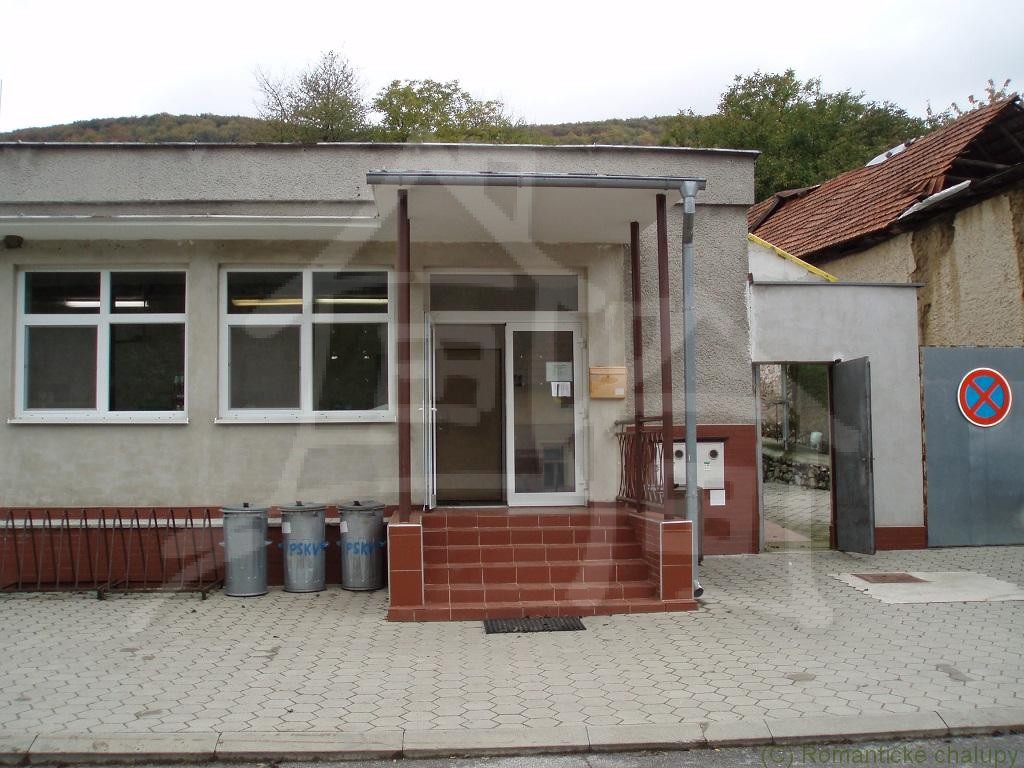 Štýlovo prerobený dom na bývanie a budova na podnikanie