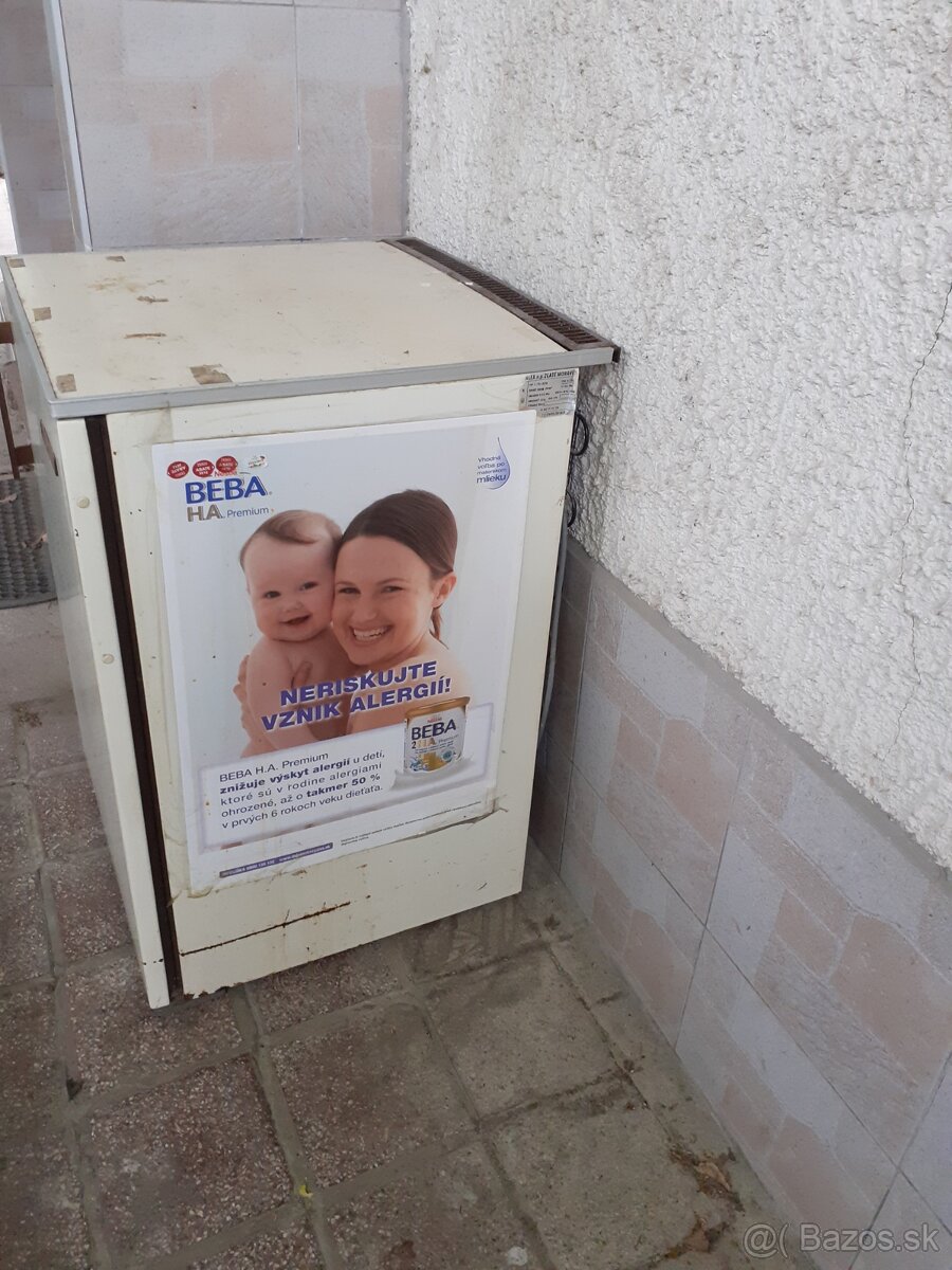 Mraznicka s polickami